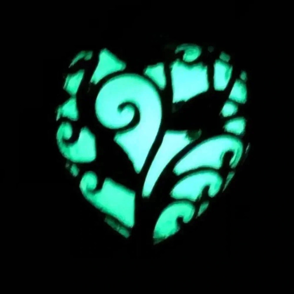 Green & Silver Filigree Glow in the Dark Heart Necklace NWT - Picture 1 of 3